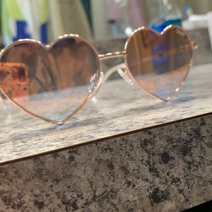 QUAY Australia Heartbreaker Heart Shaped Sunglasses NWOT Rose Gold Copper Fade